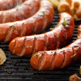 Soczysta kiełbasa śląska z grilla, z ziołami i pieczoną cebulą. Warto sprawdzić kiełbasa śląska kcal przed spożyciem.