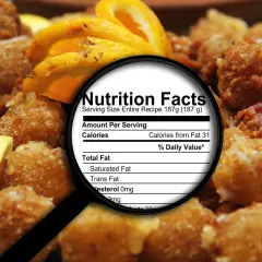 Smażone przekąski z cytryną, pod lupą etykieta "Nutrition Facts", gdzie widać "Trans Fat". Dowiedz się, tłuszcze trans co to jest i jak wpływają na zdrowie.