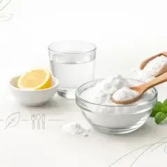 Szklanka wody, cytryna i soda oczyszczona w misce. Czy soda oczyszczona jest zdrowa? Zioła i symbole zdrowia sugerują naturalne zastosowania.