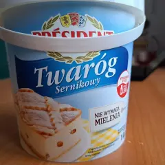 Pojemnik z napisem "Twaróg Sernikowy" i zdjęciem sernika. Idealny do ciasta, nie wymaga mielenia.