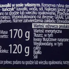 Tuńczyk w sosie własnym: 96 kcal na 100g. Konserwa rybna z kawałkami tuńczyka, wodą i solą. Masa netto 170g, ryby po odcieku 120g.
