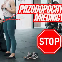 Trener pokazuje, jak unikać przodopochylenia miednicy. Ćwiczenia na poprawę postawy.