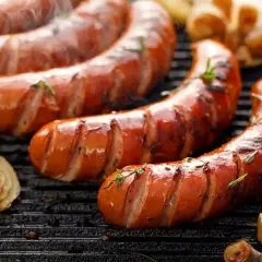 Soczysta kiełbasa śląska z grilla, z ziołami i pieczoną cebulą. Warto sprawdzić kiełbasa śląska kcal przed spożyciem.