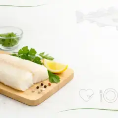 Filet dorsza na desce z cytryną, ziołami i pieprzem. Niskie dorsz kcal dla zdrowej diety.