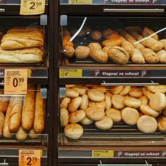 Chleb fitness w Biedronce, idealny na dietę. Sprawdź kcal i ceny!
