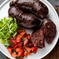 Kaszanka z pomidorami i rukolą. Zastanawiasz się, ile kcal ma kaszanka? To sycące danie.
