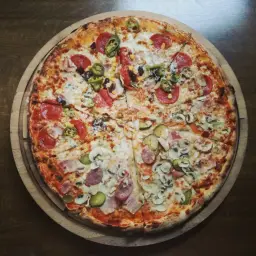 Pyszna pizza z salami, korniszonami, pieczarkami i kukurydzą. Idealna na wieczór, choć warto pamiętać o jej pizza kcal.