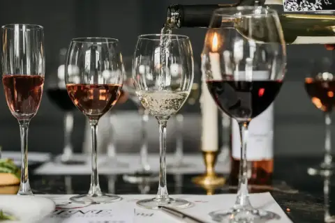 Degustacja win: różowe, białe i czerwone. Zastanawiasz się, ile kalorii ma wino?