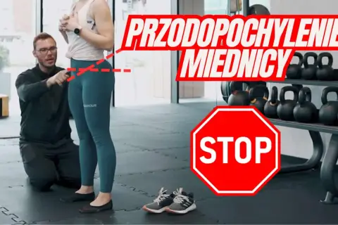 Trener pokazuje, jak unikać przodopochylenia miednicy. Ćwiczenia na poprawę postawy.