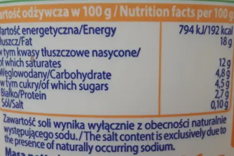 Tabela wartości odżywczych dla śmietany: 192 kcal, 18g tłuszczu, 12g węglowodanów, 4,5g cukrów, 2,7g białka, 0,10g soli na 100g.