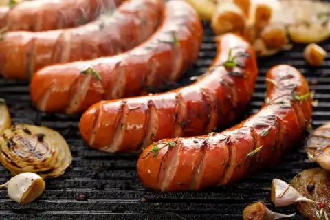 Soczysta kiełbasa śląska z grilla, z ziołami i pieczoną cebulą. Warto sprawdzić kiełbasa śląska kcal przed spożyciem.