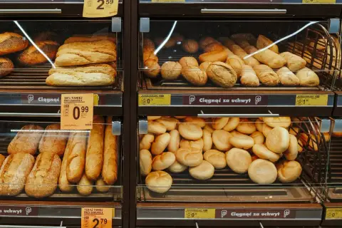 Chleb fitness w Biedronce, idealny na dietę. Sprawdź kcal i ceny!
