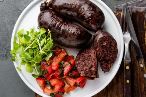 Kaszanka z pomidorami i rukolą. Zastanawiasz się, ile kcal ma kaszanka? To sycące danie.