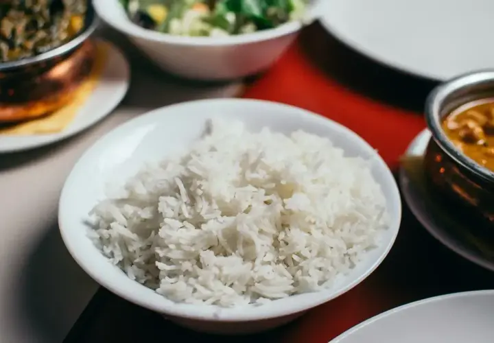 Miseczka białego ryżu, idealnego dodatku do indyjskiego curry. Sprawdź, ile ryż kcal ma Twoja porcja!