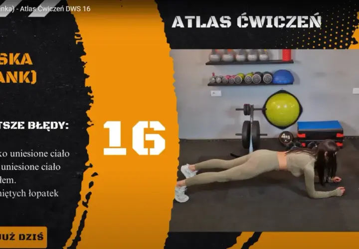 Kobieta wykonuje ćwiczenie **plank** w siłowni. Na ekranie widnieje napis "DESKA (PLANK)" i lista najczęstszych błędów.