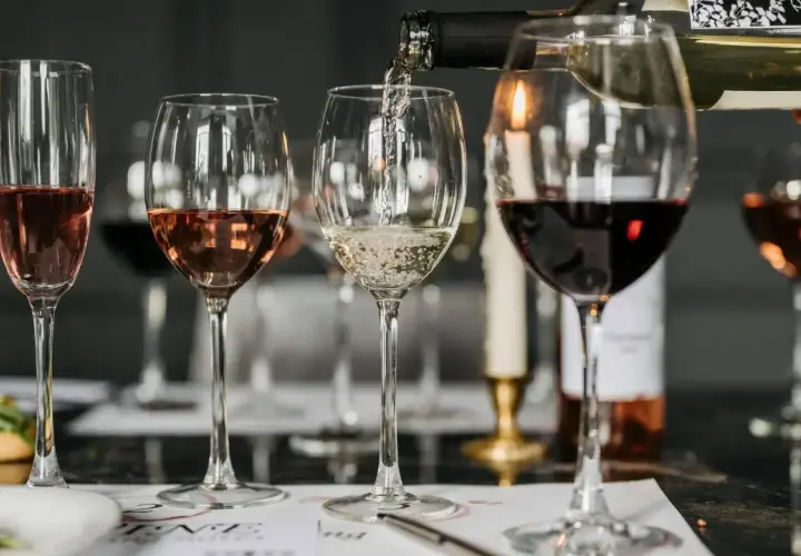 Degustacja win: różowe, białe i czerwone. Zastanawiasz się, ile kalorii ma wino?