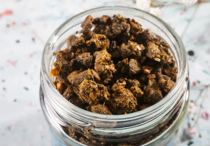 Słoik pełen grudek propolisu. Zastanawiasz się, **propolis na co**? To naturalny produkt pszczeli, ceniony za swoje właściwości.