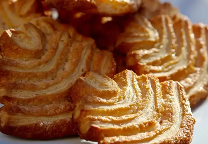 Chrupiące ciasto francuskie, idealne na przekąskę. Zastanawiasz się nad jego kcal?
