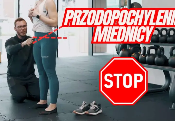 Trener pokazuje, jak unikać przodopochylenia miednicy. Ćwiczenia na poprawę postawy.