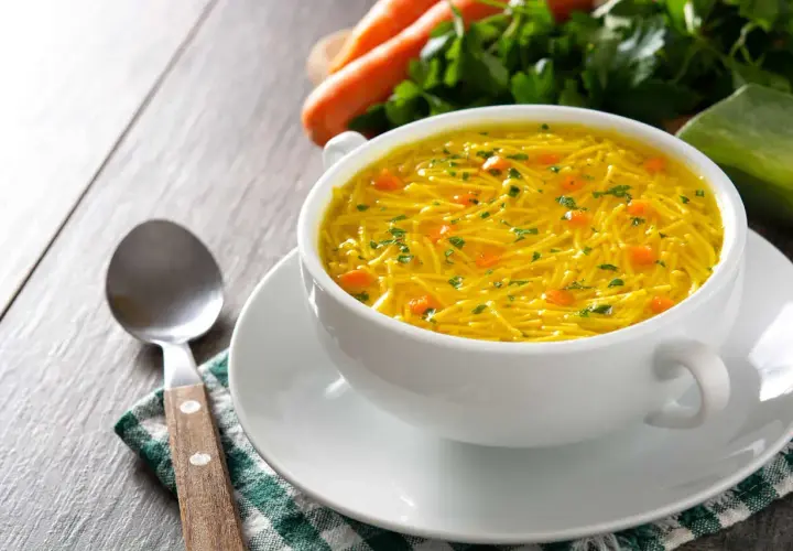 Aksamitny rosół z makaronem i marchewką, idealny na lekki posiłek. Sprawdź jego rosół z makaronem kcal!