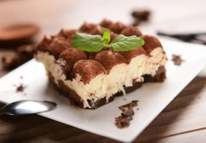Pyszne tiramisu z kremem mascarpone. Zastanawiasz się nad mascarpone kcal? Ten deser to prawdziwa uczta dla zmysłów!