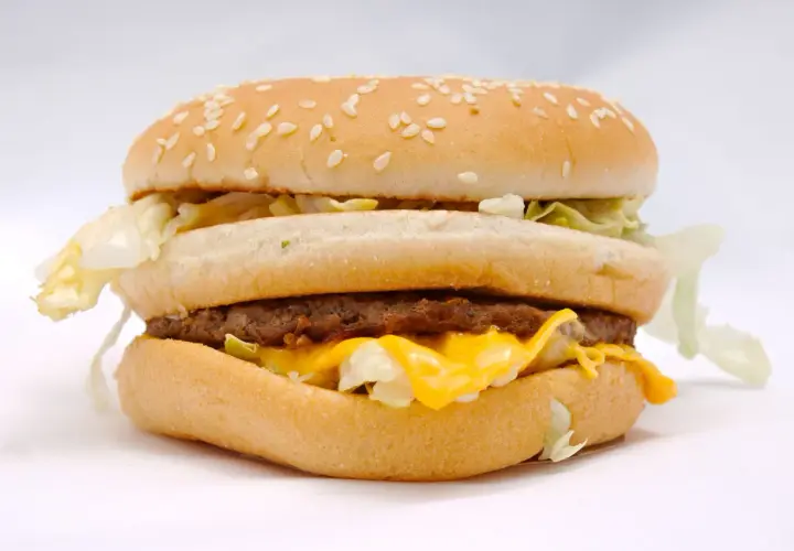 Klasyczny Big Mac z dwoma kotletami wołowymi, serem, sałatą i sosem. Zastanawiasz się, ile kalorii ma Big Mac?