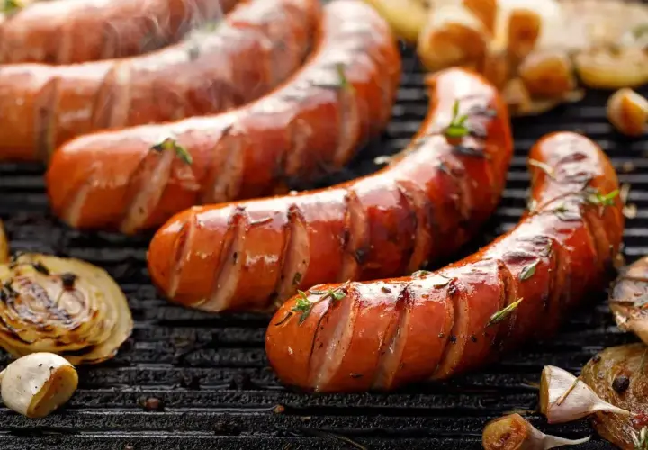 Soczysta kiełbasa śląska z grilla, z ziołami i pieczoną cebulą. Warto sprawdzić kiełbasa śląska kcal przed spożyciem.