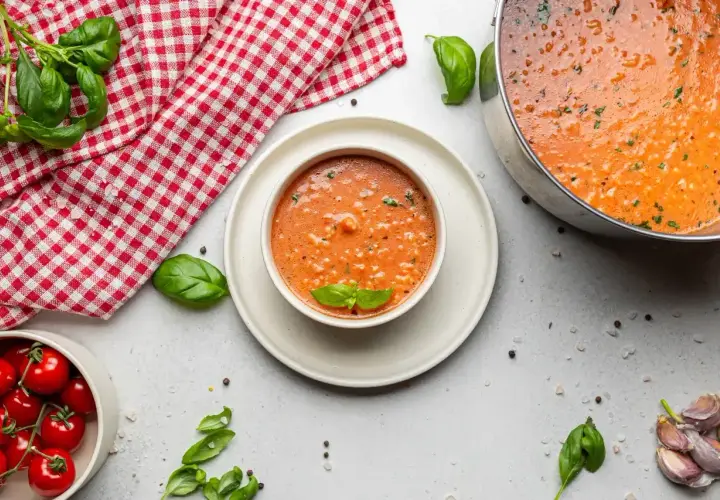 Aromaticzna zupa pomidorowa z bazylią, idealna na lekki posiłek. Sprawdź zupa pomidorowa kcal!