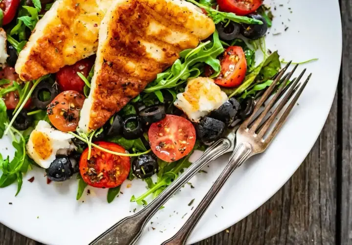 Sałatka z grillowanym halloumi, pomidorkami i oliwkami. Pyszne i zdrowe halloumi kcal.