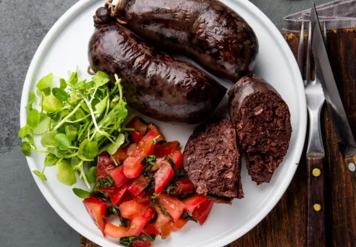 Kaszanka z pomidorami i rukolą. Zastanawiasz się, ile kcal ma kaszanka? To sycące danie.