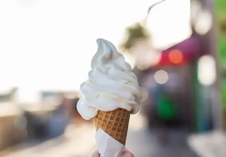Pyszne lody włoskie w wafelku, idealne na upalny dzień. Choć kuszą smakiem, warto pamiętać o ich kcal.