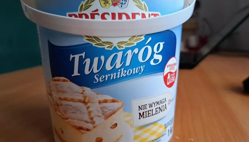Pojemnik z napisem "Twaróg Sernikowy" i zdjęciem sernika. Idealny do ciasta, nie wymaga mielenia.