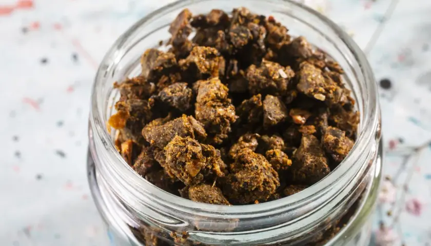 Słoik pełen grudek propolisu. Zastanawiasz się, **propolis na co**? To naturalny produkt pszczeli, ceniony za swoje właściwości.