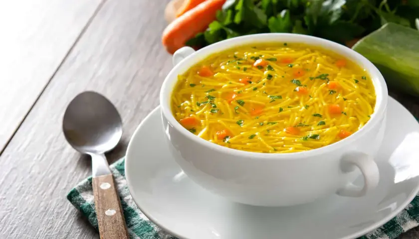 Aksamitny rosół z makaronem i marchewką, idealny na lekki posiłek. Sprawdź jego rosół z makaronem kcal!