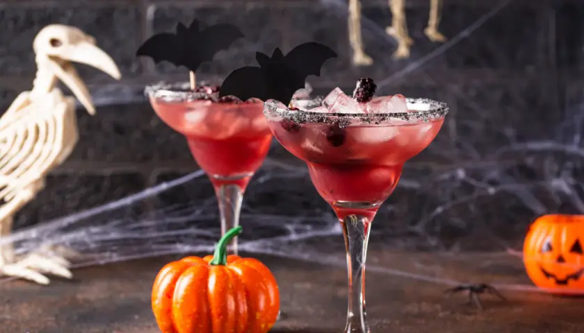 Drinki na Halloween: proste przepisy, straszne dekoracje, efekt dymu