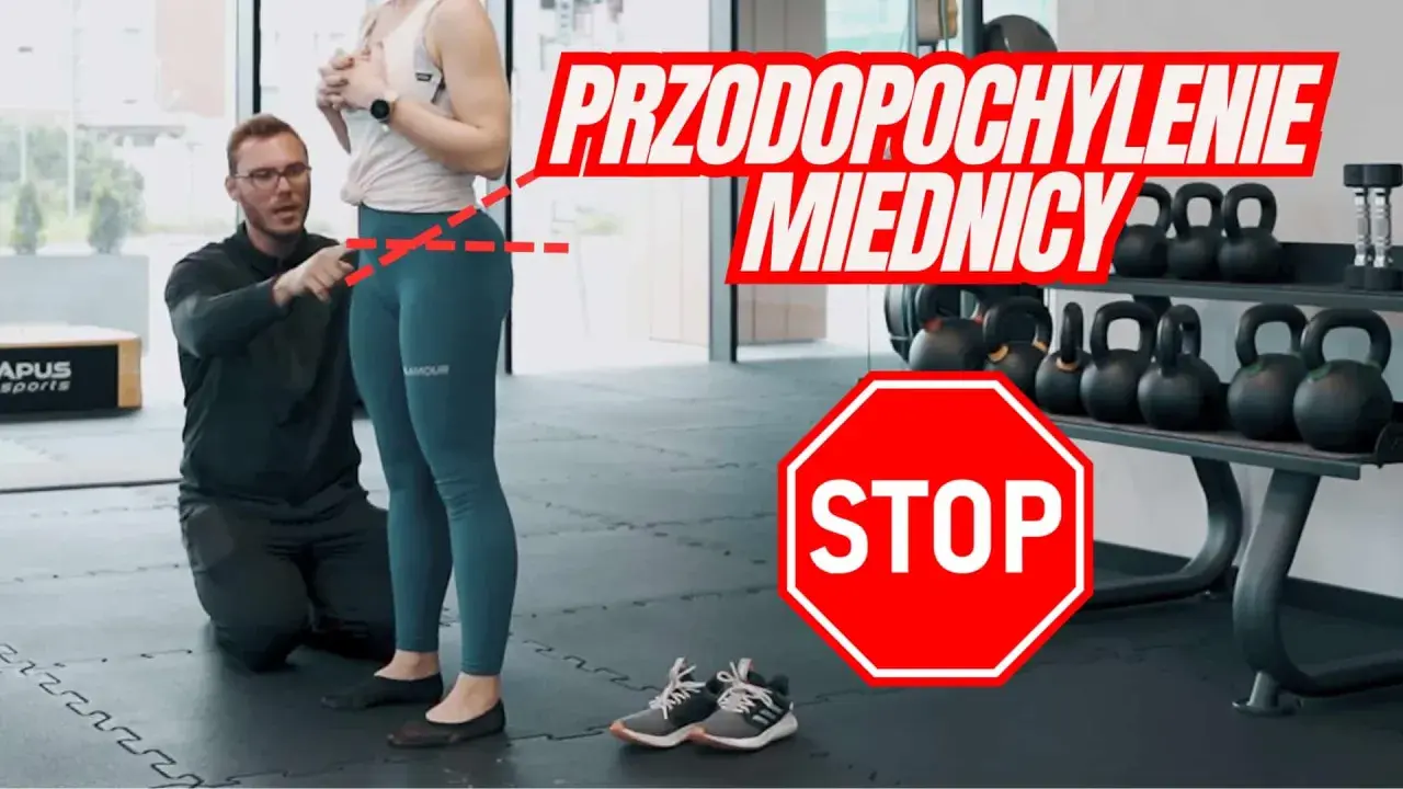 Trener pokazuje, jak unikać przodopochylenia miednicy. Ćwiczenia na poprawę postawy.
