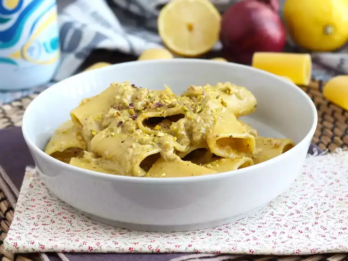 Makaron paccheri w kremowym sosie pistacjowym, z dodatkiem cytryny, której właściwości odżywcze podkreślają smak dania.