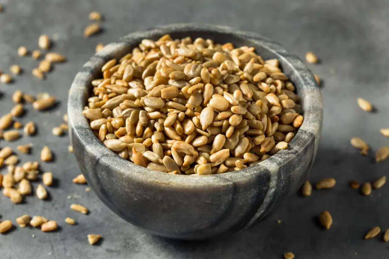Miseczka pestek słonecznika. Czy słonecznik jest zdrowy? Tak, to bogactwo witamin i minerałów!