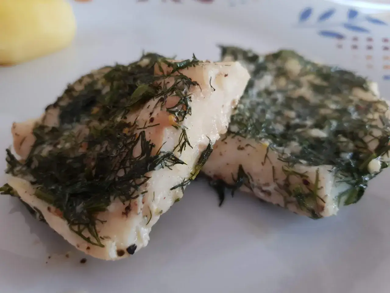 Dwa kawałki dorsza z koperkiem, idealne na lekki posiłek. Niska zawartość dorsz kcal sprawia, że jest to zdrowy wybór.