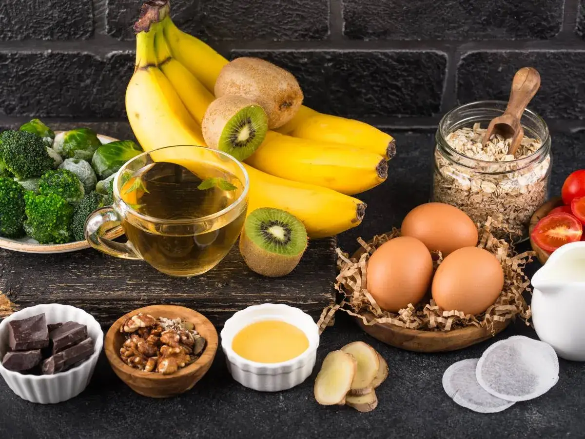 Banan, kiwi, jajka, czekolada, orzechy, płatki owsiane i inne produkty wspierające produkcję serotoniny.