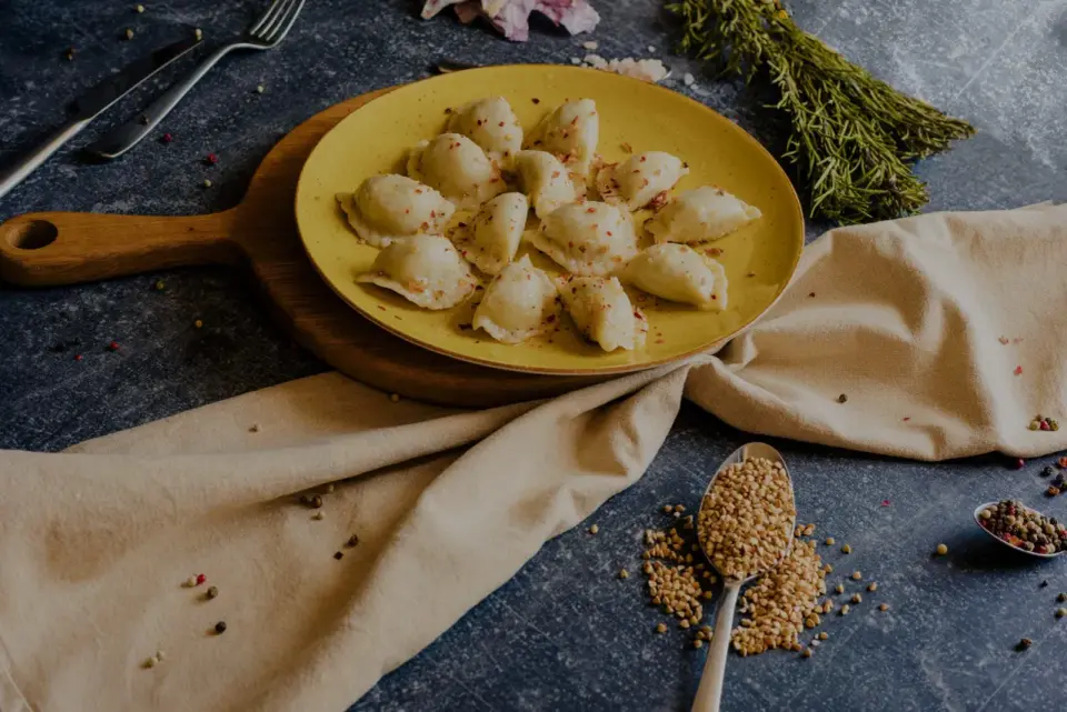 Ile kcal mają pierogi ruskie? Sprawdź porcję i dodatki