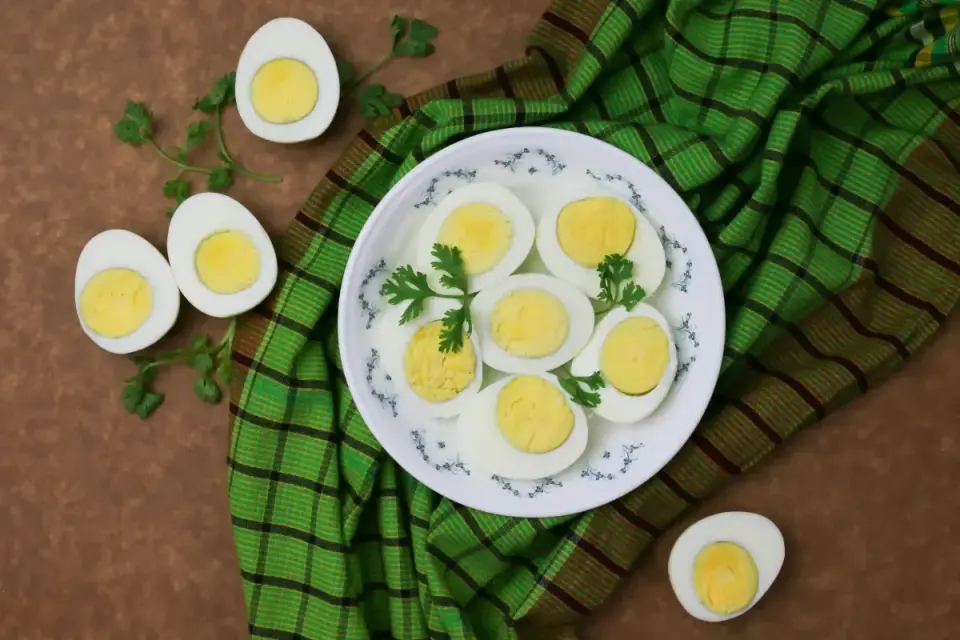 Ile kcal ma jajko? Kalorie białka, żółtka i smażenia